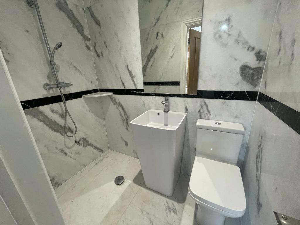 371 Cranbrook Rd Ig2 Hotel Ilford Luaran gambar